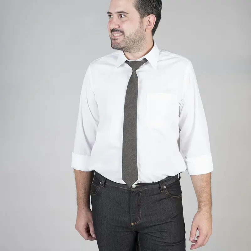 CORBATA CON NUDO DE PALA ESTRECHA